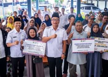 Pemkab Gresik Salurkan Bansos ke Warga Terdampak Konflik Sosial di Banyutengah