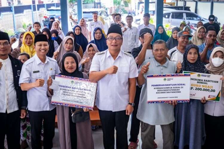 Pemkab Gresik Salurkan Bansos ke Warga Terdampak Konflik Sosial di Banyutengah