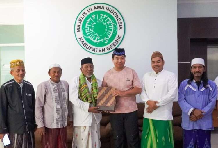 Pelajari Islam Secara Bertahap, Pekerja Asal Tiongkok Syahadat di MUI Gresik