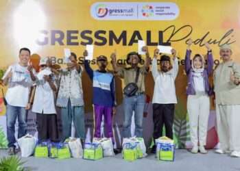 Gressmall Gresik Bagikan Sembako untuk 75 Penarik Becak saat Ramadan