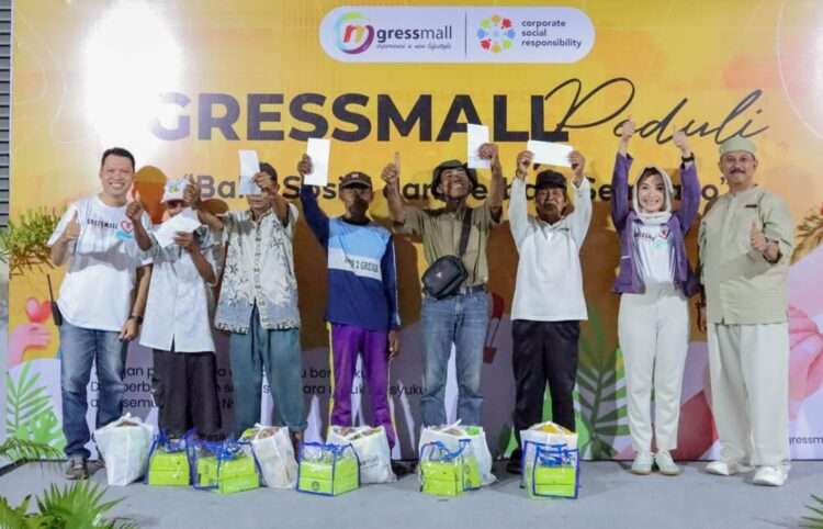 Gressmall Gresik Bagikan Sembako untuk 75 Penarik Becak saat Ramadan