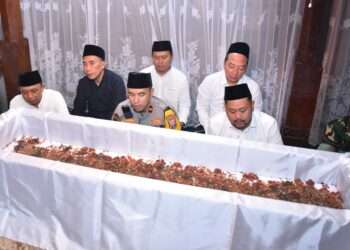 Tradisi Malam Selawe, Bupati Gresik Ajak Warga Perkuat Doa dan Syukur