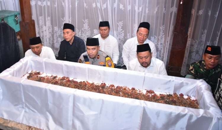 Tradisi Malam Selawe, Bupati Gresik Ajak Warga Perkuat Doa dan Syukur