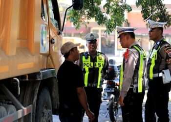 Satlantas Polres Gresik Tertibkan Truk Bersumbu Tiga untuk Lancarkan Arus Mudik