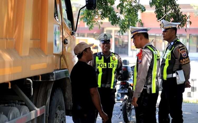 Satlantas Polres Gresik Tertibkan Truk Bersumbu Tiga untuk Lancarkan Arus Mudik