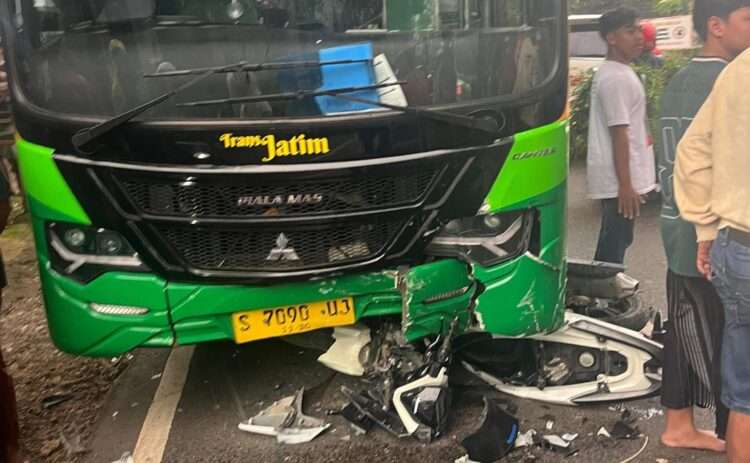 Bus Trans Jatim Tabrak Motor di Lamongan, 1 Orang Tewas 2 Luka