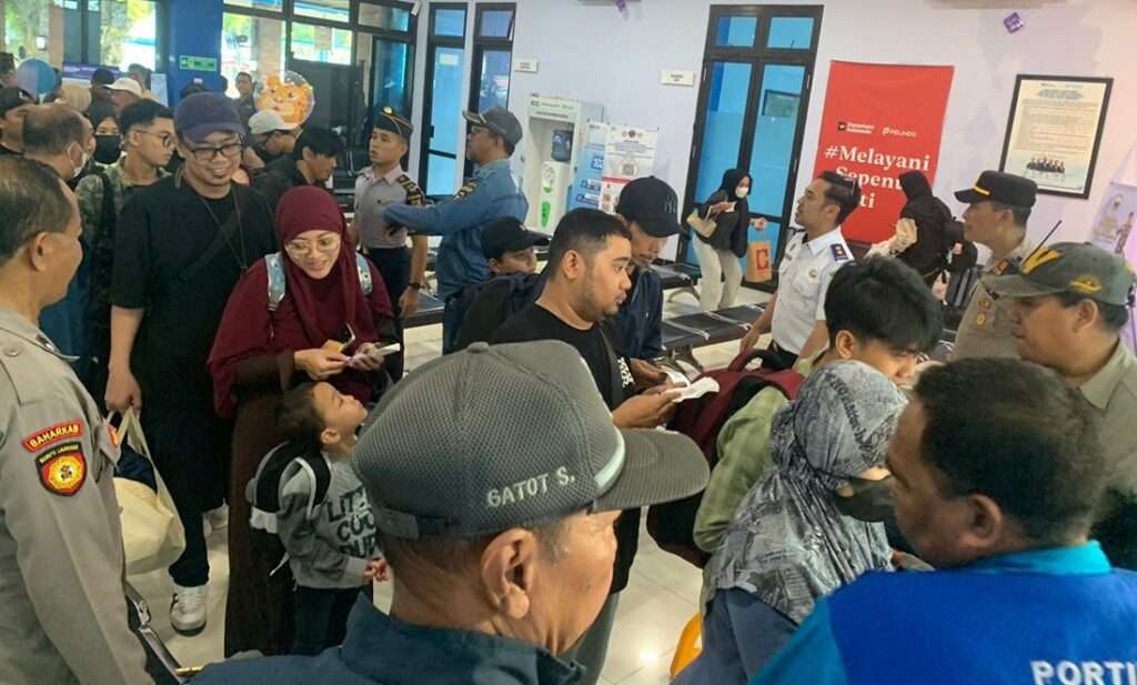 Puluhan Penumpang Bawean Akhirnya Berangkat Setelah Terlantar di Pelabuhan Gresik
