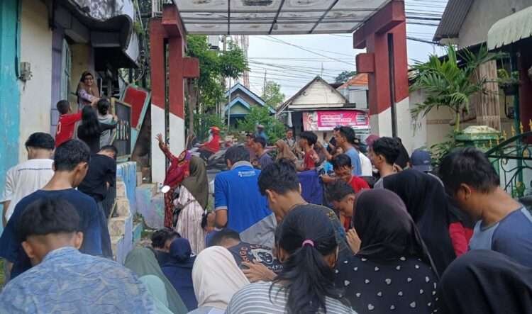 Serunya Tradisi Udik-udikan Lebaran Ketupat di Gresik, Warga Berebut Uang hingga Ratusan Ribu