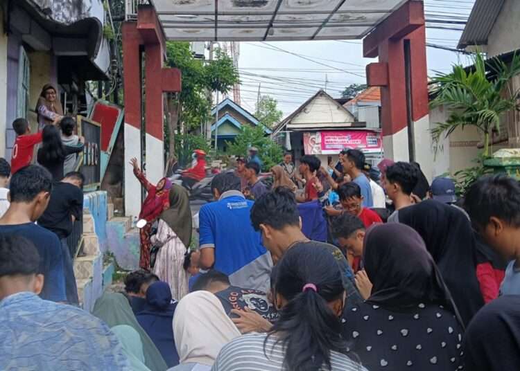 Serunya Tradisi Udik-udikan Lebaran Ketupat di Gresik, Warga Berebut Uang hingga Ratusan Ribu