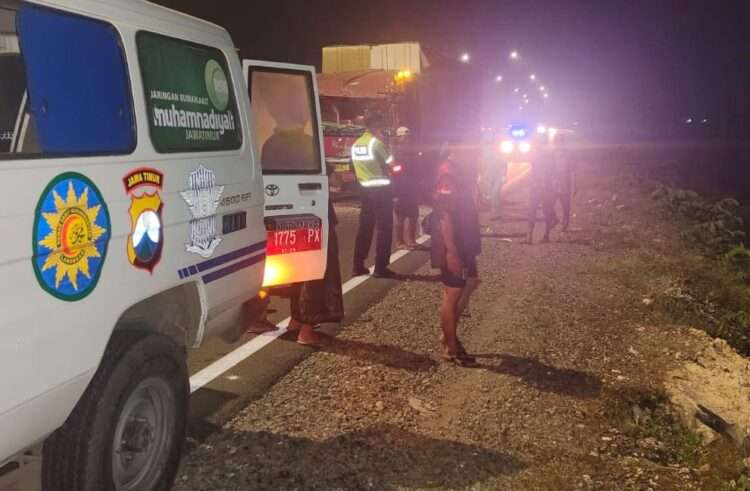 Truk Box Mogok di Pinggir Jalan, Sopir Tewas Ditabrak Tronton di Lamongan