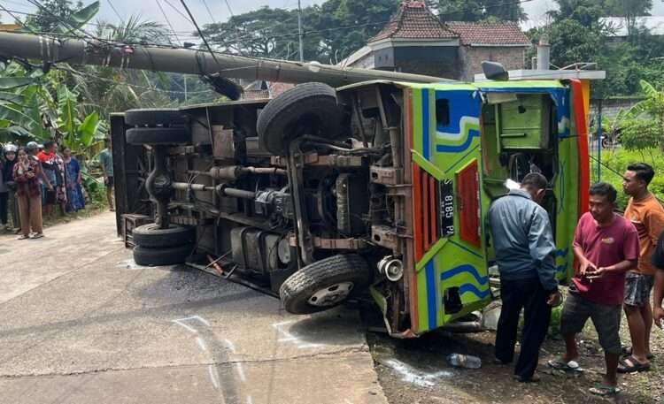 Odong-odong Tua Terguling di Mojokerto, 1 Orang Penumpang Tewas