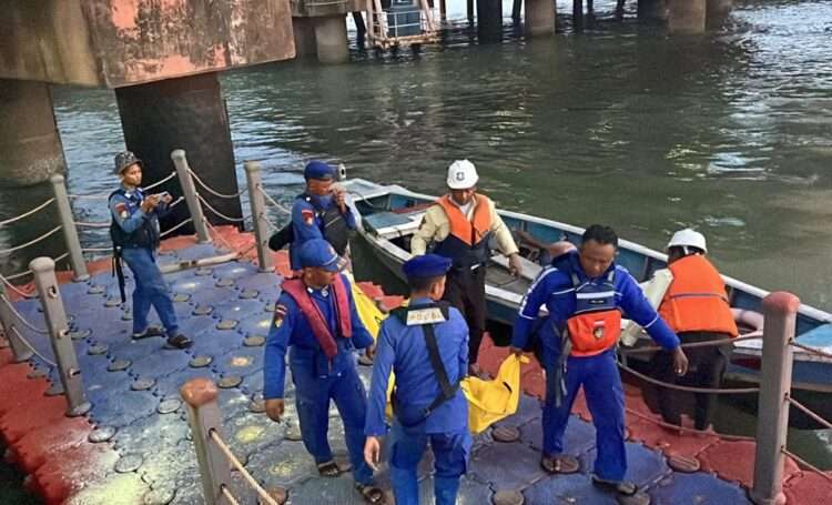 Ditemukan Mengapung di Pelabuhan Petro, Jasad Lansia Asal Lamongan Dievakuasi Satpolairud Gresik