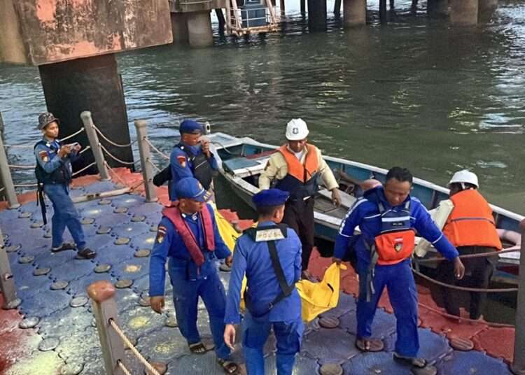 Ditemukan Mengapung di Pelabuhan Petro, Jasad Lansia Asal Lamongan Dievakuasi Satpolairud Gresik