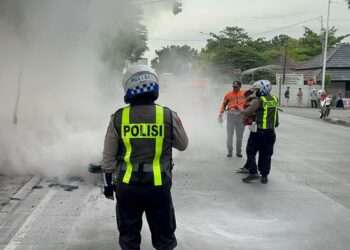 Motor Honda CBR Terbakar di Jalan Terminal Bunder, Polisi Gresik dan Warga Sigap Memadamkan