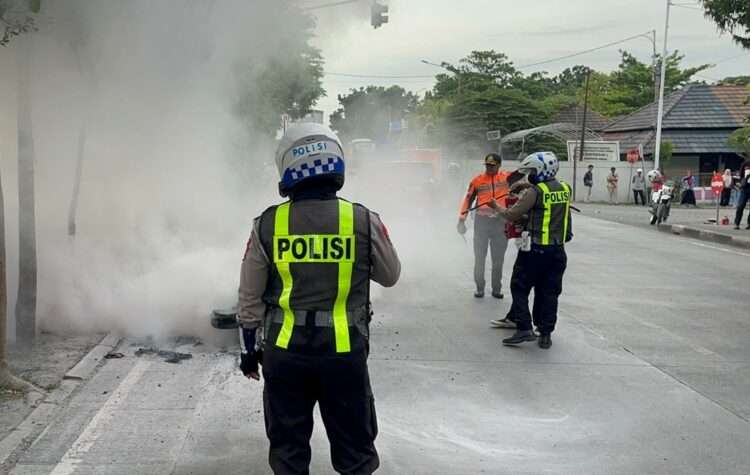 Motor Honda CBR Terbakar di Jalan Terminal Bunder, Polisi Gresik dan Warga Sigap Memadamkan