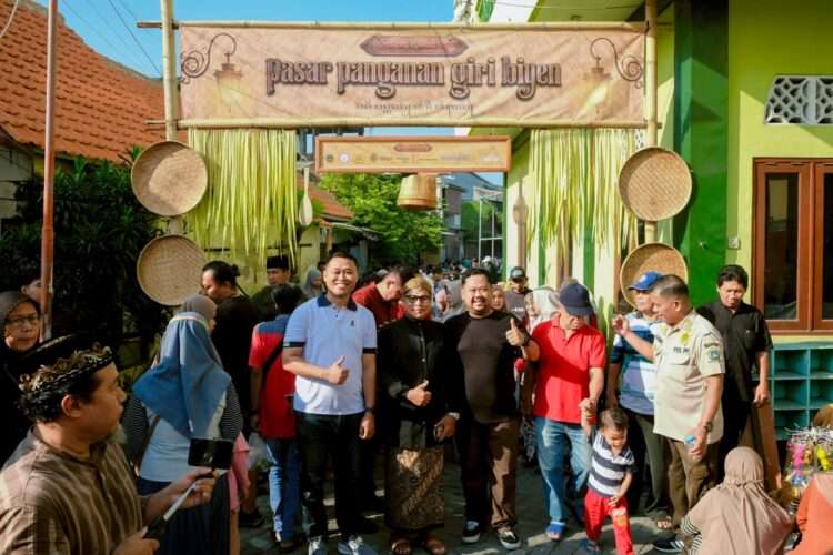 Bupati Gresik Sambangi Pasar Panganan Giri Biyen, Hidupkan Tradisi dan UMKM