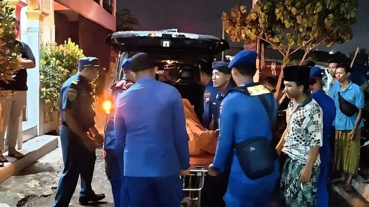 Perahu Pengangkut Besi Tua Tenggelam di Gresik, 1 Tewas dan 2 Hilang