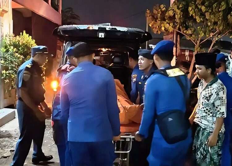 Perahu Pengangkut Besi Tua Tenggelam di Gresik, 1 Tewas dan 2 Hilang