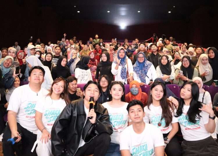 Ratusan Penonton Histeris Sambut Pemeran Film Shaka Oh Shaka di Gresik