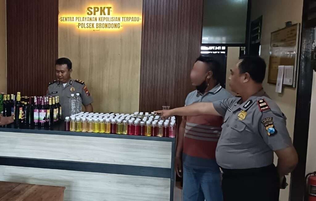 Polisi Gerebek Kios Penjual Ratusan Botol Miras Ilegal di Lamongan