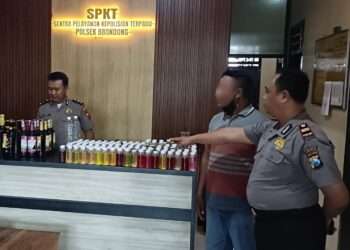 Polisi Gerebek Kios Penjual Ratusan Botol Miras Ilegal di Lamongan