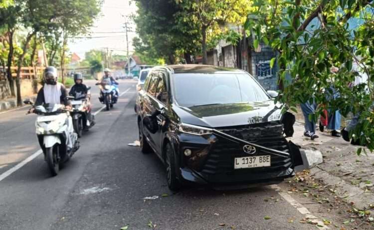 Mobil Avanza Terguling di Tuban, Tiga Penumpang Alami Luka-luka