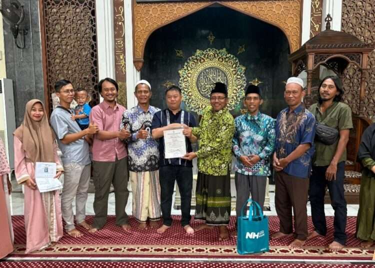 Ikrar Syahadat di Masjid Agung Gresik, WNA China Resmi Jadi Muslim