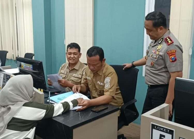 Kapolres Gresik Sidak Pelayanan SKCK hingga Hotline 110, Pastikan Warga Terlayani Cepat