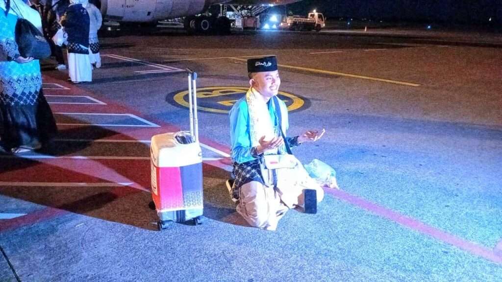 Tangis Haru Sambut Kepulangan Jamaah Haji, Kloter Pertama Mendarat Aman di Juanda