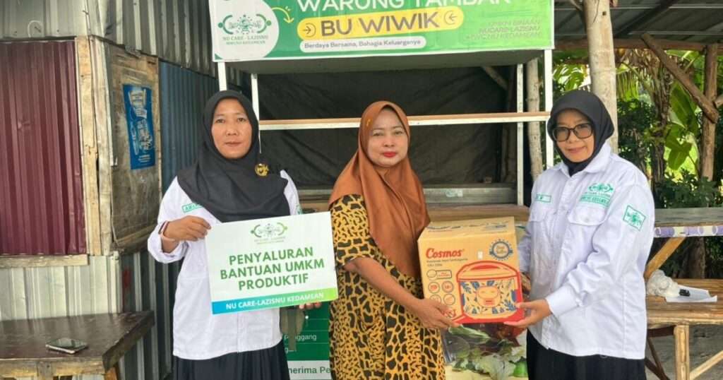 Pelaku UMKM di Gresik Terima Bantuan Rombong Usaha dari LAZISNU Kedamean
