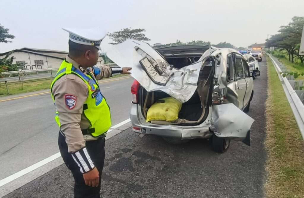 Sopir Diduga Mengantuk, Hiace Berisi Turis Asing Tabrak Avanza di Tol Sumo
