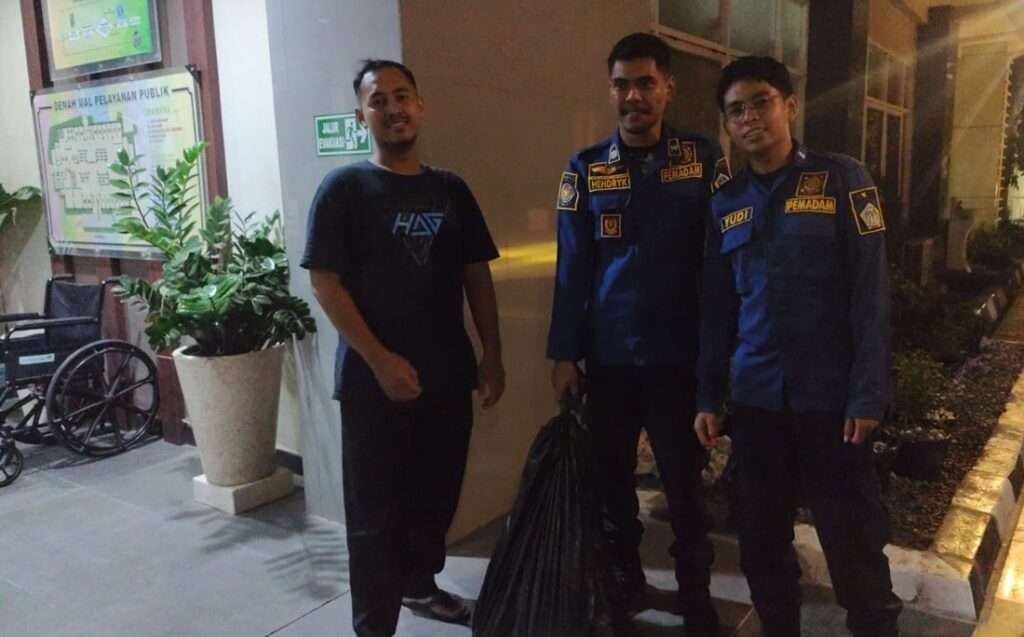 Heboh Ular Piton Muncul di Kantor Pelayanan Publik Gresik, Ini Kronologinya