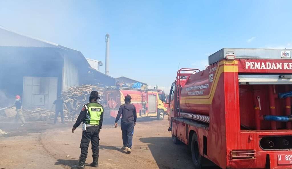 Kebakaran Serbuk Kayu di Kawasan Industri Menganti Gresik, Diduga Dipicu Cuaca Panas